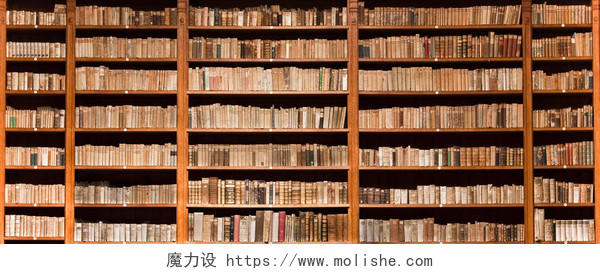 图书馆书架上整齐摆放排列的好多书